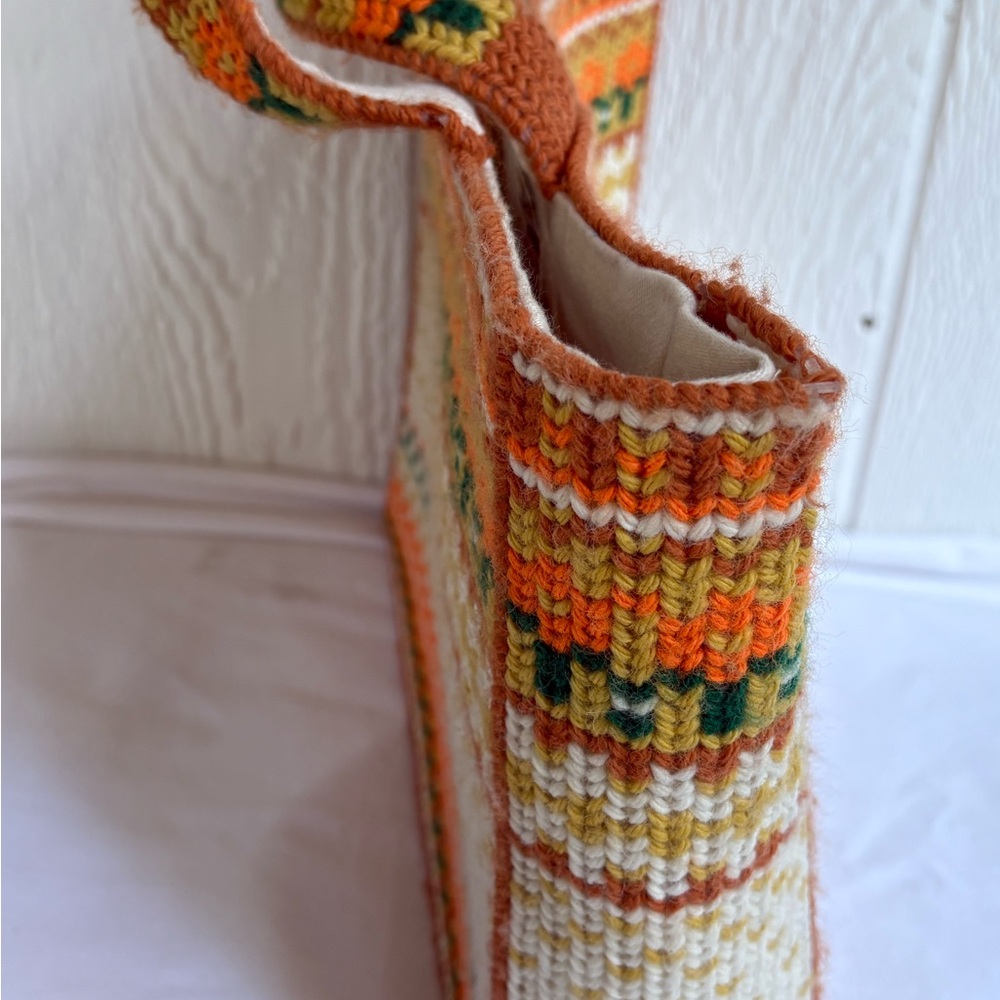 Vintage 70s Knit Tote Bag in Orange and Cream - Picture 5 of 7